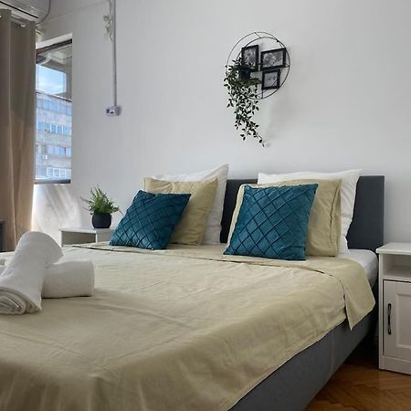 2 Bedroom Apartment With Terrace In City Center Bucarest Extérieur photo