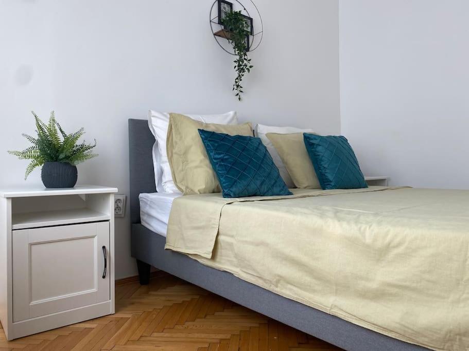 2 Bedroom Apartment With Terrace In City Center Bucarest Extérieur photo