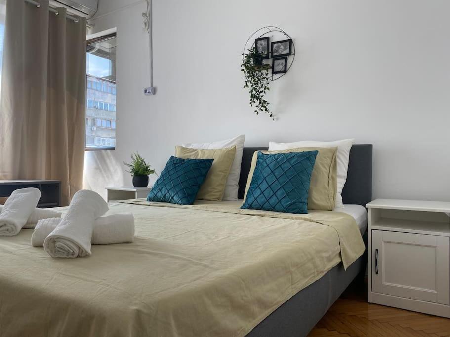2 Bedroom Apartment With Terrace In City Center Bucarest Extérieur photo