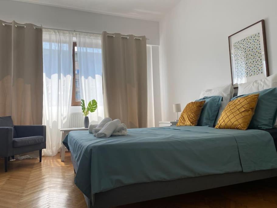 2 Bedroom Apartment With Terrace In City Center Bucarest Extérieur photo